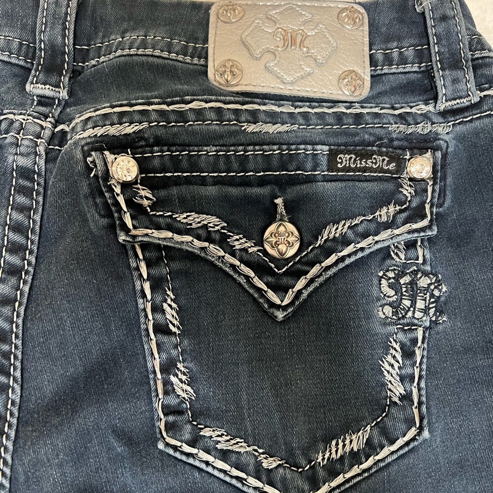 Size 33 straight leg miss me jeans.
